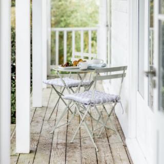 Small bistro table and 2 chairs cheap